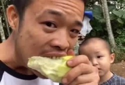 小侄子吃瓜,夏日里的欢乐时光