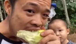 小侄子吃瓜,夏日里的欢乐时光