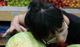 吃瓜男生指屏幕,揭秘“吃瓜男生”屏幕前的神秘世界