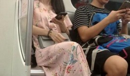 地铁小姐姐吃瓜,揭秘都市生活百态