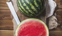 拿着西瓜吃瓜,拿着西瓜吃瓜，尽享清凉时光