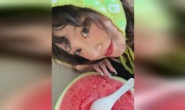 夏日限定吃瓜女孩