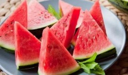 小区吃大瓜,小区吃大瓜，揭秘社区生活点滴