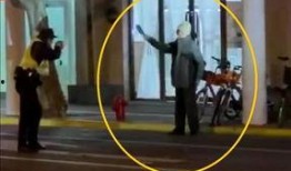 警察出警现场吃瓜,意外记录下的温馨一幕