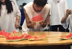 运动会吃瓜学生,吃瓜学生们的欢乐时光