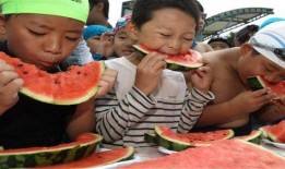 老头吃瓜被暴打