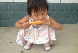 小孩吃瓜流口水,小孩吃瓜流口水，萌态十足