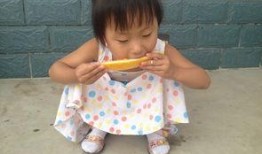 小孩吃瓜流口水,小孩吃瓜流口水，萌态十足