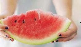 情侣夏日吃瓜,情侣共享清凉时光