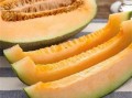 哈密瓜怎么正确吃,哈密瓜的正确食用方法与营养解析