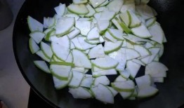 吃角瓜会变黑么,吃角瓜后皮肤变黑？揭秘角瓜食用真相