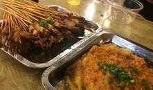 边吃烧烤边吃瓜,夏日炎炎乐无边