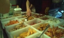 小哥送外卖吃瓜,意外发现美食新天地