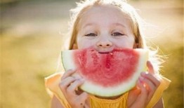 父母斗嘴孩子吃瓜,孩子视角下的父母斗嘴