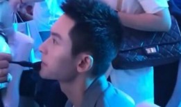 吃瓜不停的女星