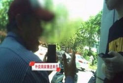 小哥送外卖吃瓜,意外发现美食新天地