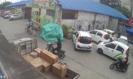 交警应对吃瓜群众,化解现场尴尬局面