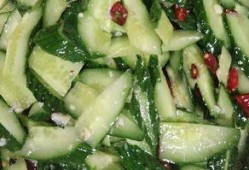 昆山厂里吃瓜,员工共享欢乐时光