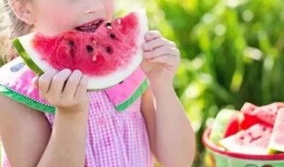 潮妈吃瓜趣事,辣妈圈里的欢乐时光