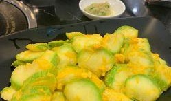 围炉吃瓜图片,共享冬日暖意