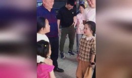 小孩吵架父亲吃瓜,育儿智慧引网友热议