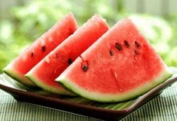 情侣夏日吃瓜,情侣共享清凉时光