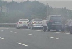 吃瓜群众道路救援,道路救援暖人心