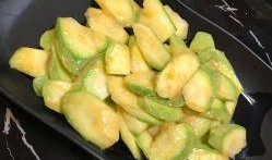 围炉吃瓜图片,共享冬日暖意