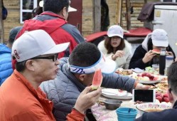 武汉吃瓜群众出门事件,一场城市生活的集体反思