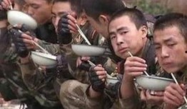 军人吃瓜队友,战友间的欢乐时光