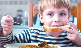 海外小孩吃瓜视频,萌态百出笑翻网友