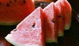 野吃瓜图片